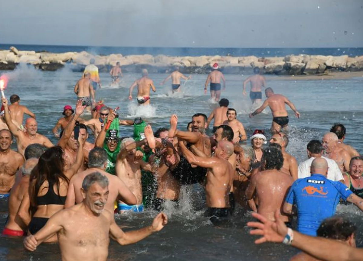 Decaro fa il bagno il primo gennaio. E posta la foto sul suo Instagram… Decaro fa il bagno il primo gennaio. E posta la foto sul suo Instagram…