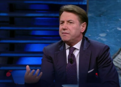 Meloni convalescente, Conte non ci sta. “Ci metta la faccia”. Caduta di stile