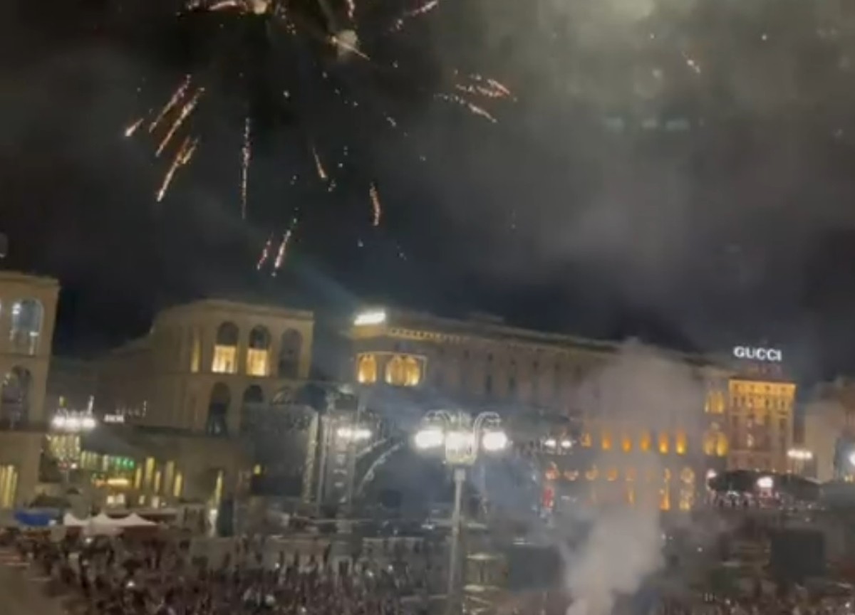 Milano, in 25mila in Piazza Duomo. Tensione nella notte a San Siro Milano, in 25mila in Piazza Duomo. Tensione nella notte a San Siro