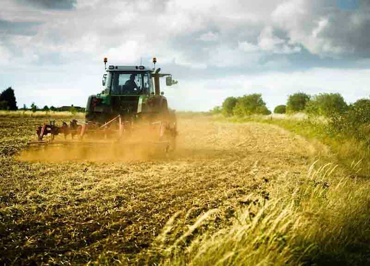 Mantova: agricoltore muore schiacciato da rotoballa Mantova: agricoltore muore schiacciato da rotoballa