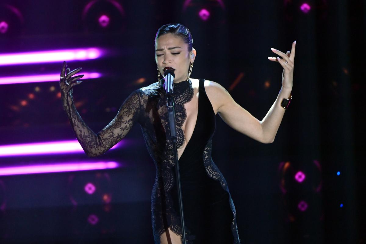 Elodie, annullato il concerto a Teramo. La cantante ai fan: “Devo fermarmi”