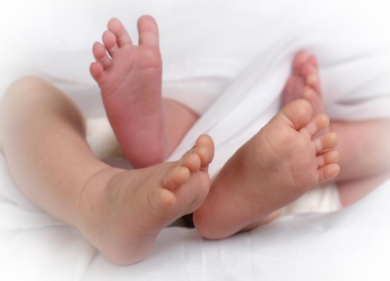 Gemelline nascono a Capodanno, ma vengono registrate in due anni diversi