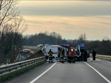 Friuli, incidente sulla Cimpello-Sequals tra camion e ambulanza: tre morti