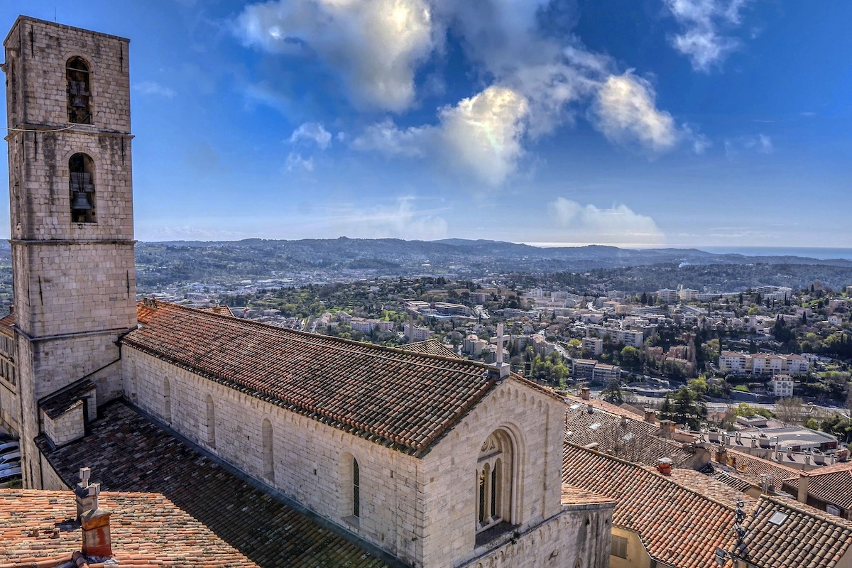 Con Jeep Renegade 4xe alla scoperta della capitale mondiale dei profumi