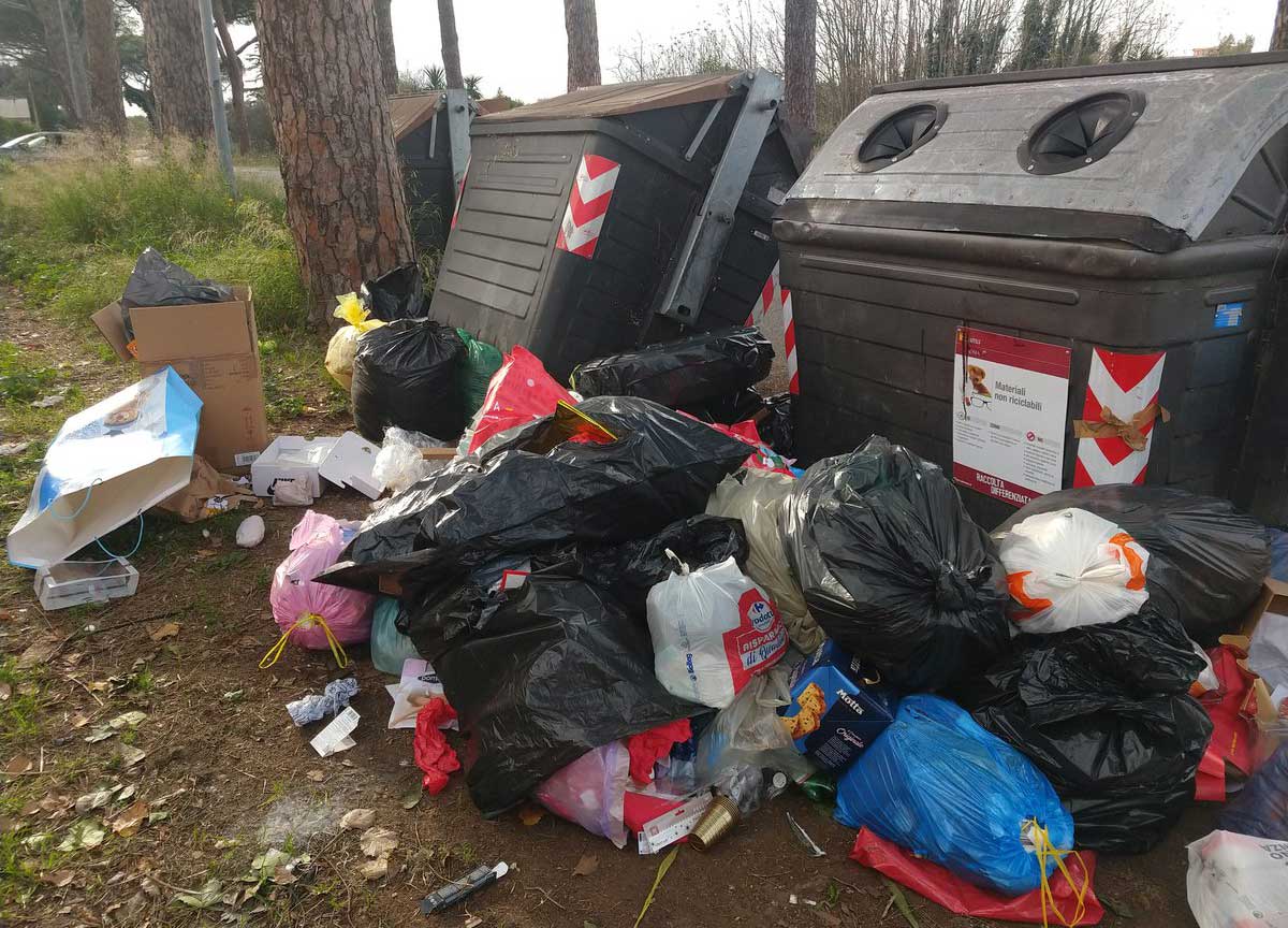 Capodanno, i resti dopo la festa sono da brividi: rifiuti e carcasse di botti Capodanno, i resti dopo la festa sono da brividi: rifiuti e carcasse di botti
