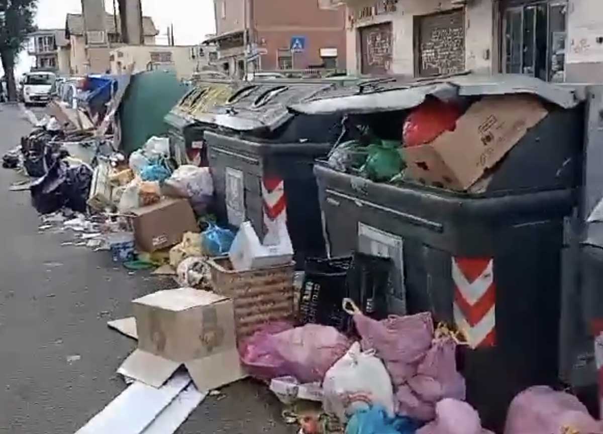 Capodanno, i resti dopo la festa sono da brividi: rifiuti e carcasse di botti Capodanno, i resti dopo la festa sono da brividi: rifiuti e carcasse di botti