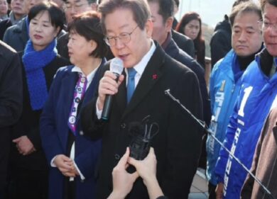Corea del Sud, accoltellato al collo il leader dell’opposizione Lee Jae-myung