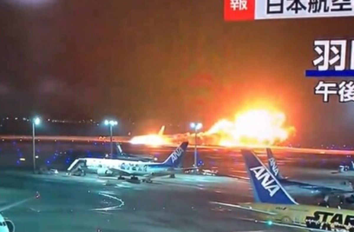 Giappone, aereo in fiamme sulla pista dell’aeroporto di Tokyo Giappone, aereo in fiamme sulla pista dell’aeroporto di Tokyo