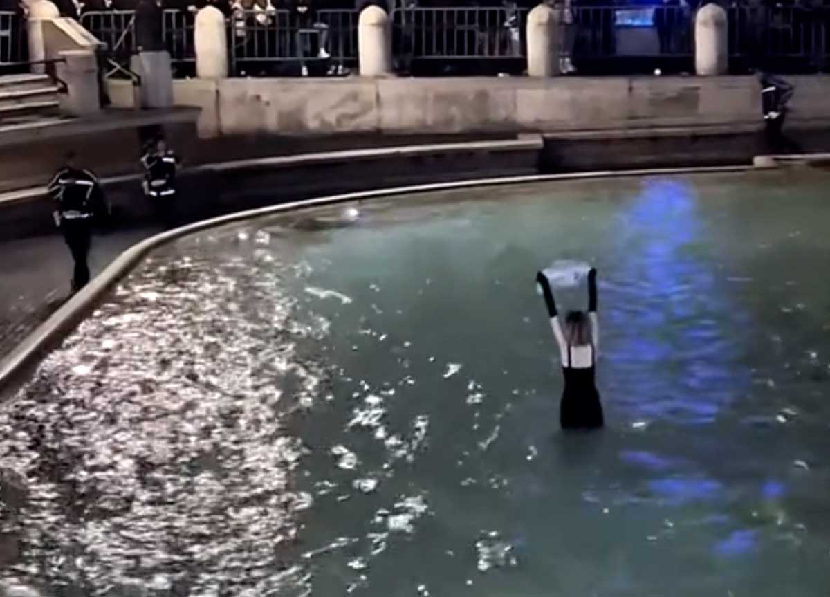 Fontana di Trevi, il tuffo Dolce Vita tra i cori della prima spostata del 2024