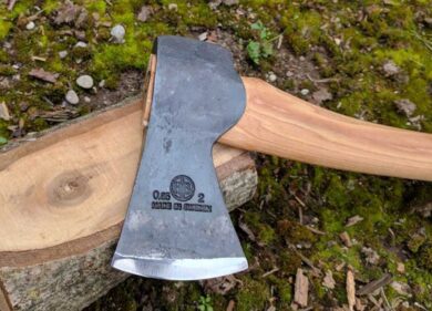 Paura a San Giovanni: donna scende nel metrò con un’ascia e devasta la scala