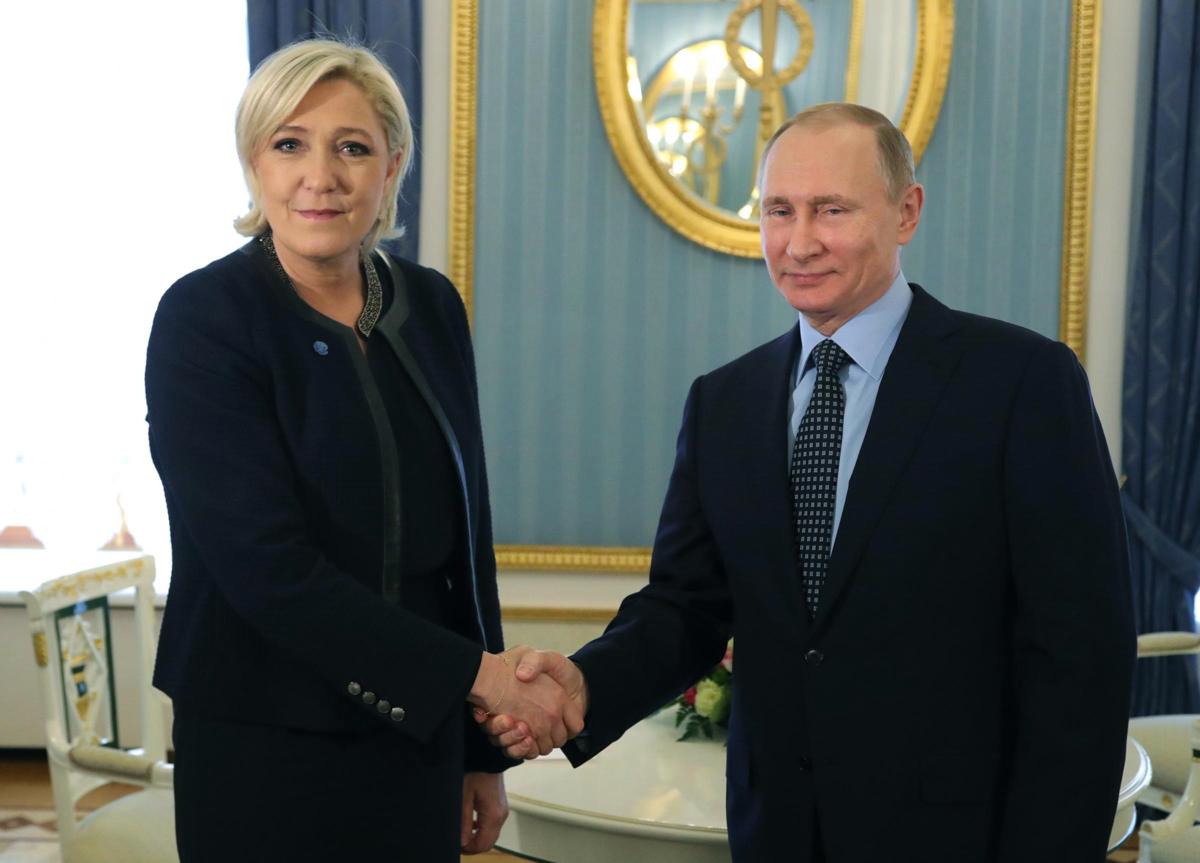 Ucraina, Putin flirta con Le Pen: il partito di estrema Dx per fare propaganda Ucraina, Putin flirta con Le Pen: il partito di estrema Dx per fare propaganda