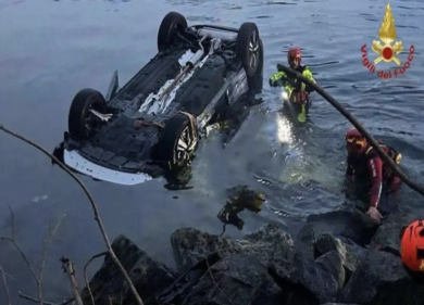 Lecco: auto con 3 persone finisce nel lago, morta una donna