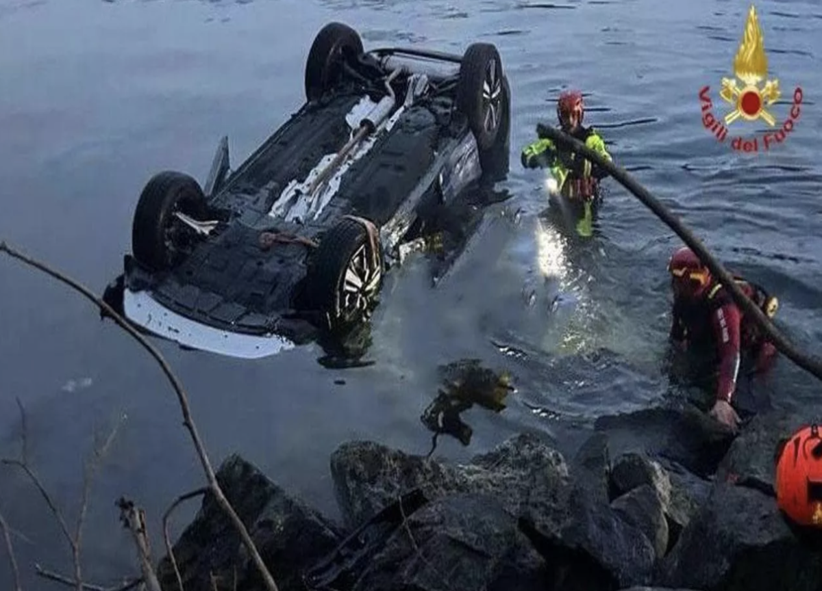 Lecco: auto con 3 persone finisce nel lago, morta una donna Lecco: auto con 3 persone finisce nel lago, morta una donna