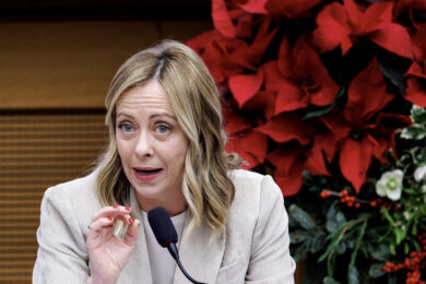 Conferenza stampa Giorgia Meloni: e alla fine alla premier scappò la pipì