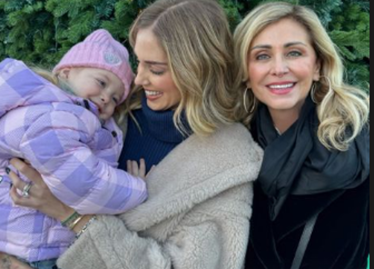 Ferragni torna a gogò sui social: sorridente con Vittoria e mamma Marina. FOTO