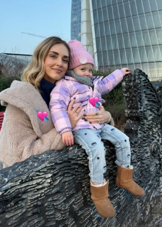 Ferragni torna a gogò sui social: sorridente con Vittoria e mamma Marina. FOTO