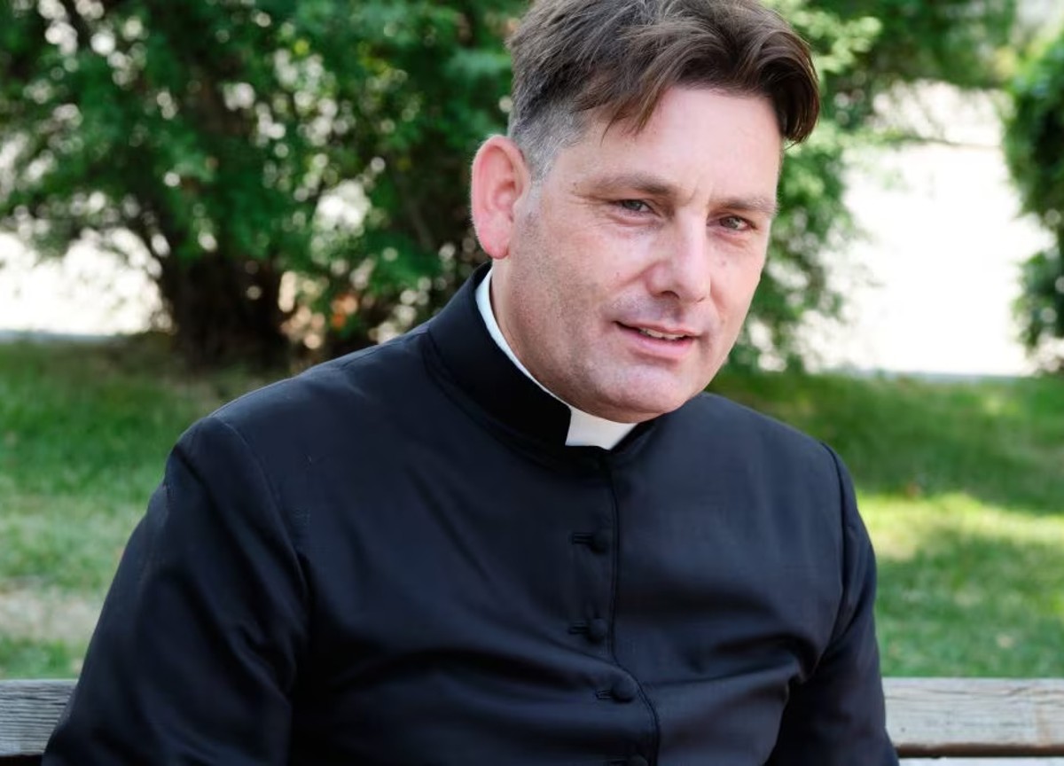 Don Coluccia, nuova aggressione a Tor Bella Monaca: rifiuti tirati dai pusher Don Coluccia, nuova aggressione a Tor Bella Monaca: rifiuti tirati dai pusher