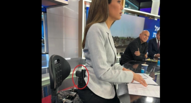 Israele, follia in diretta: giornalista conduce un programma con la pistola