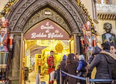 Befana, la vecchia atterra a MagicLand per far felici i bambini del parco