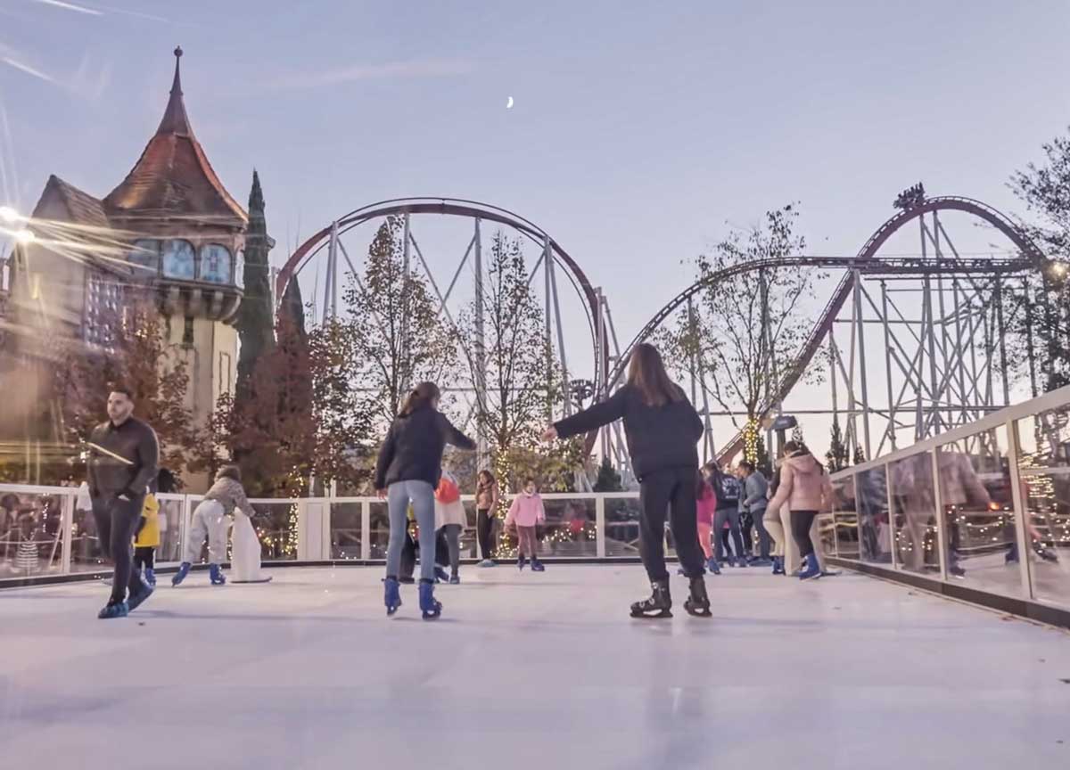 Befana, la vecchia atterra a MagicLand per far felici i bambini del parco Befana, la vecchia atterra a MagicLand per far felici i bambini del parco