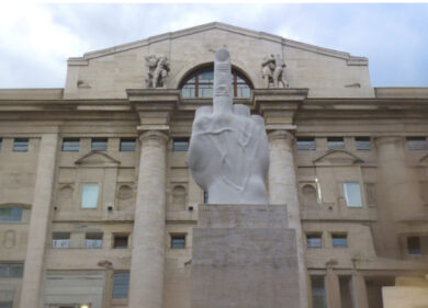 Blitz di Ultima Generazione sul ‘dito’ di Cattelan, il Comune parte civile