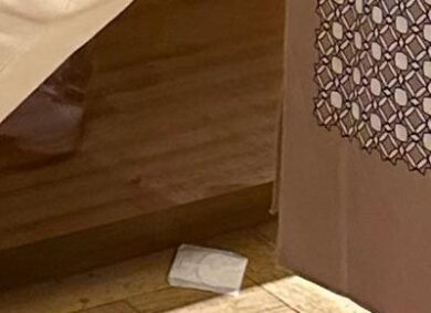 Cosa c’è sul parquet di Louis Vuitton in Galleria? La foto di una lettrice