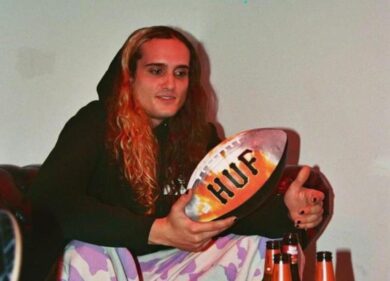 Tira cavo di acciaio ad altezza uomo in strada, arrestato per strage