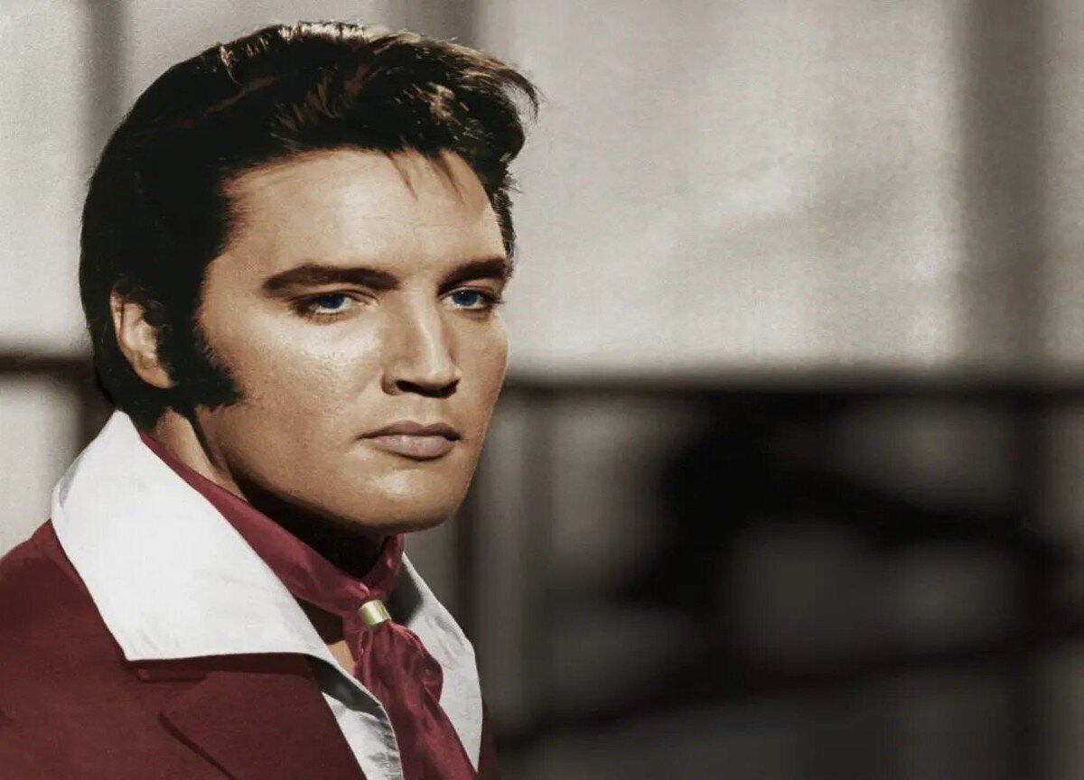 Elvis Presley in scena grazie a un ologramma: l’IA resuscita il re del rock Elvis Presley in scena grazie a un ologramma: l’IA resuscita il re del rock