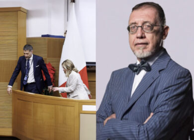 Meloni come Berlusconi “verace”. La pausa bagno in conferenza? Da “paesanotta”