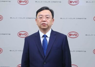 Byd, chi è il patron Chuanfu: l’anti Musk che sta facendo cadere il suo impero