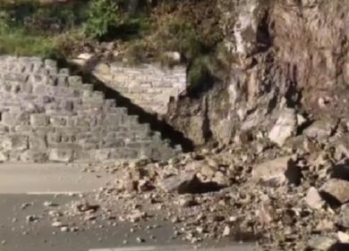 Frana nell’alto Garda nel Bresciano, massi fino all’ingresso di un hotel