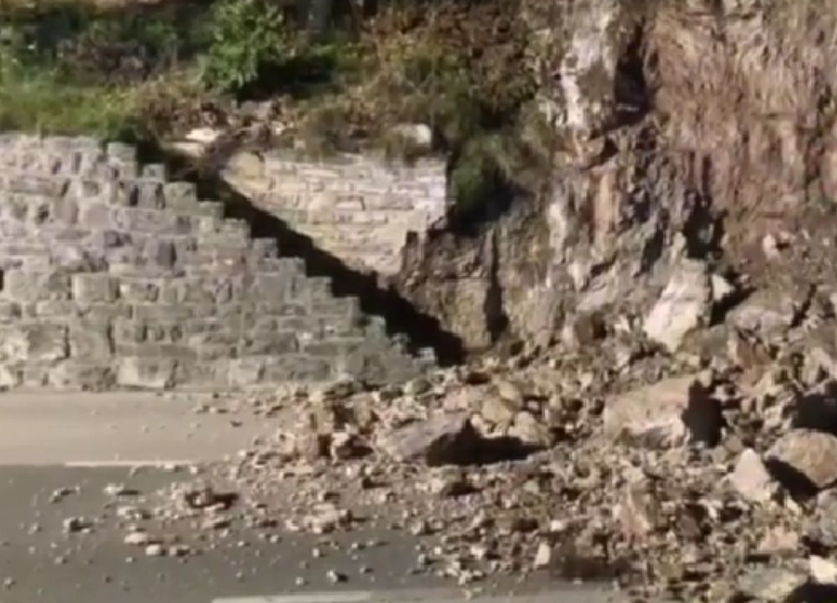 Frana nell’alto Garda nel Bresciano, massi fino all’ingresso di un hotel Frana nell’alto Garda nel Bresciano, massi fino all’ingresso di un hotel