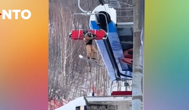 Snowboarder rimane appeso sulla seggiovia: il video da cardiopalma