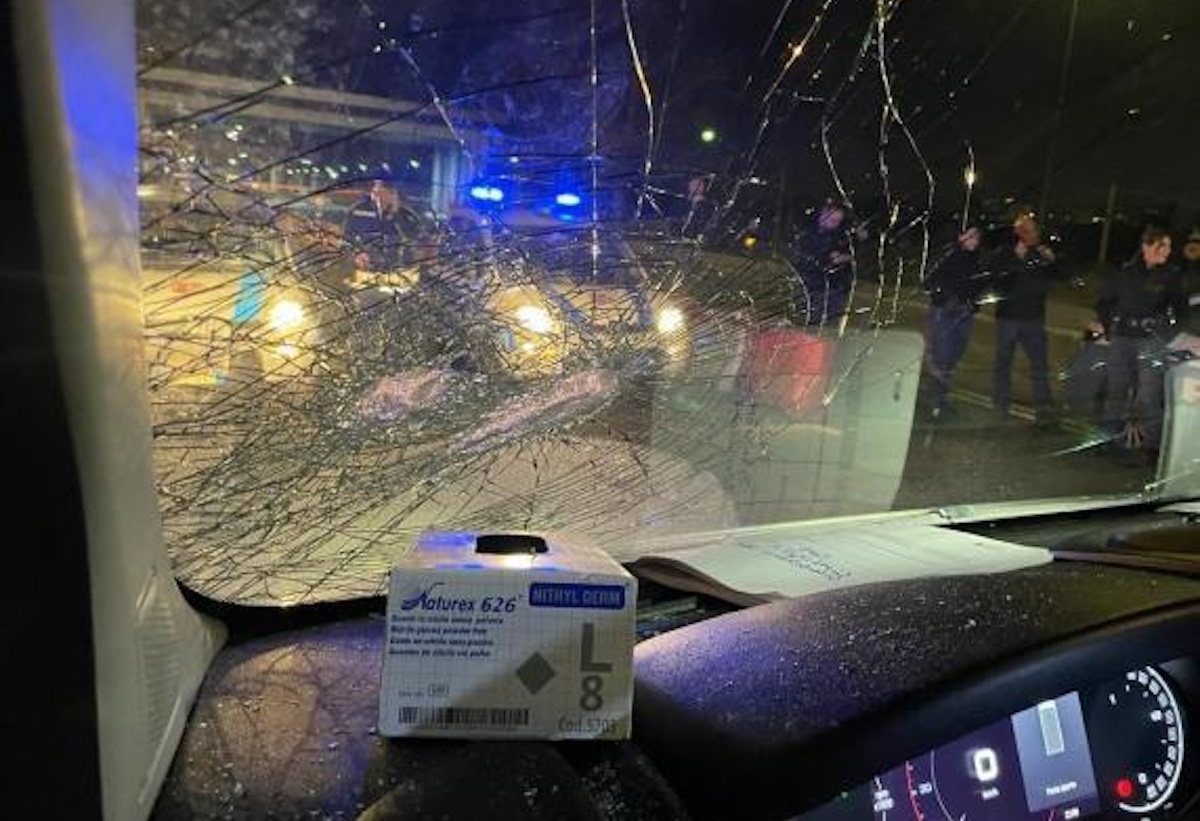 Roma, sassate all’ambulanza. Aggressione al campo Rom tollerato da Gualtieri Roma, sassate all’ambulanza. Aggressione al campo Rom tollerato da Gualtieri