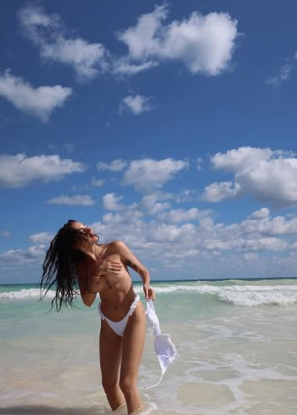 Giulia De Lellis topless al mare. L’ex di Iannone strepitosa senza reggiseno