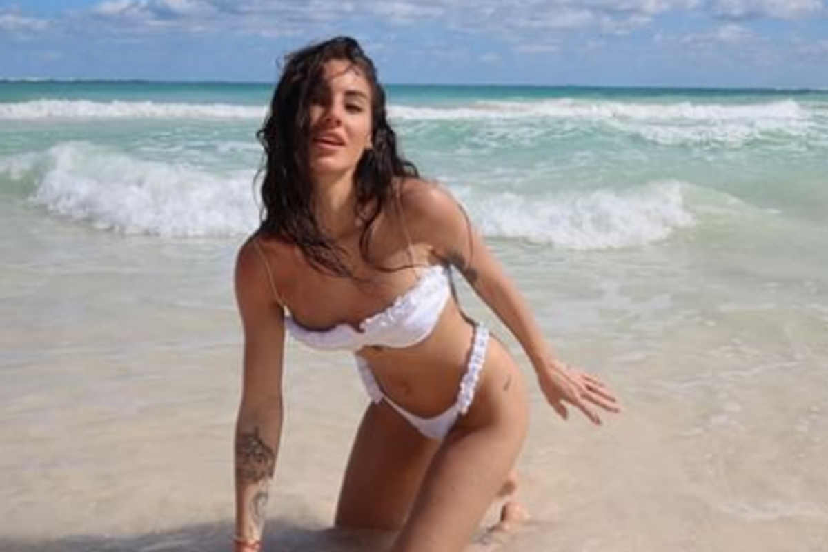 Giulia De Lellis topless al mare. L’ex di Iannone strepitosa senza reggiseno