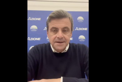 Calenda contro Meloni: “Conferenza stampa? Meglio guardare L’Isola dei famosi”