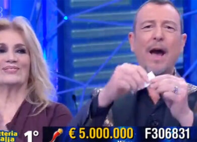 Lotteria Italia, Amadeus annuncia il premio da 5 milioni vinto a Milano