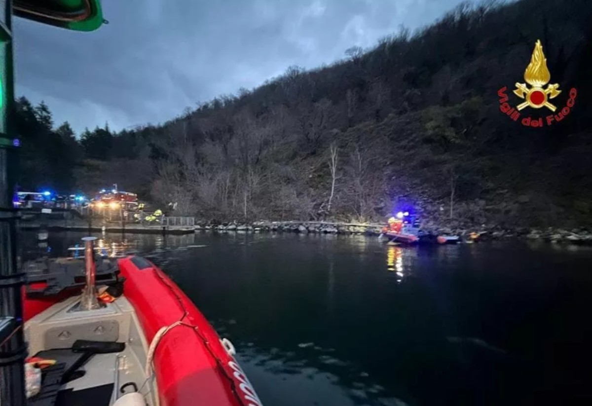 Auto contro il parapetto precipita nel lago di Como: due morti Auto contro il parapetto precipita nel lago di Como: due morti