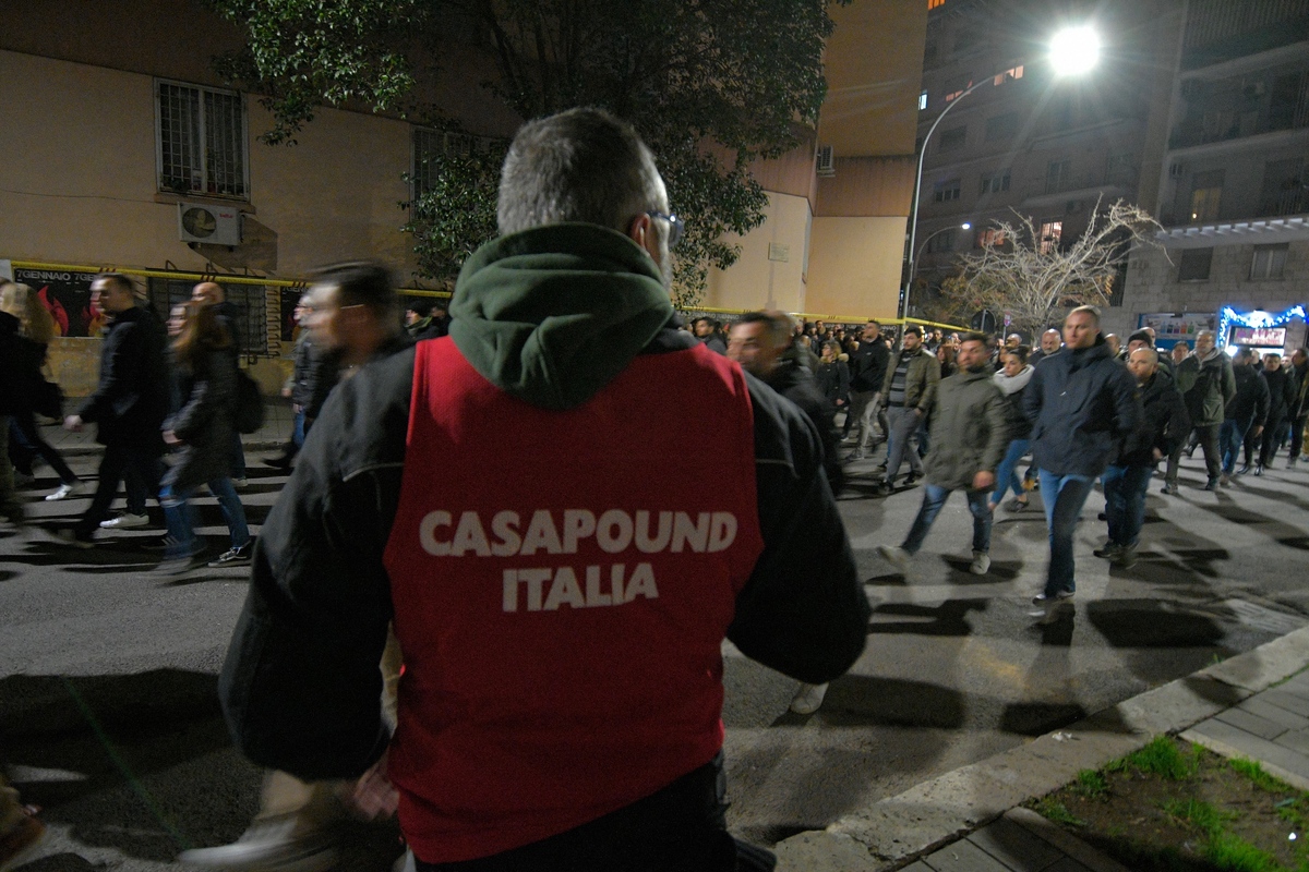 Saluti romani ad Acca Larentia. Scoppia il caso: ira Pd. FdI: “Ipocriti” Saluti romani ad Acca Larentia. Scoppia il caso: ira Pd. FdI: “Ipocriti”