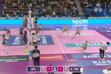 Egonu colpisce involontariamente Mazzanti con una schiacciata. Giallo labiale