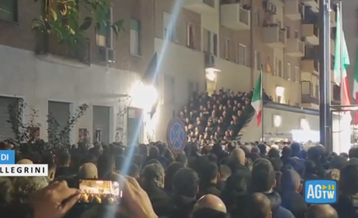 Saluti romani ad Acca Larentia. Scoppia il caso: ira Pd. FdI: “Ipocriti” Saluti romani ad Acca Larentia. Scoppia il caso: ira Pd. FdI: “Ipocriti”