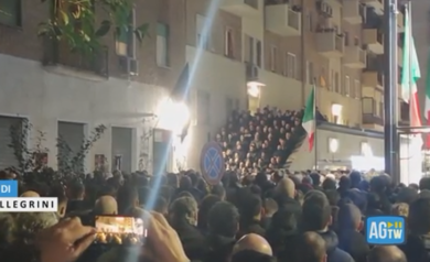 Saluti romani davanti la sede di Acca Larenzia in ricordo dei militanti uccisi