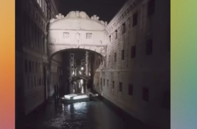 Turista finisce nel canale a Venezia: il figlio si tuffa per salvarlo. VIDEO