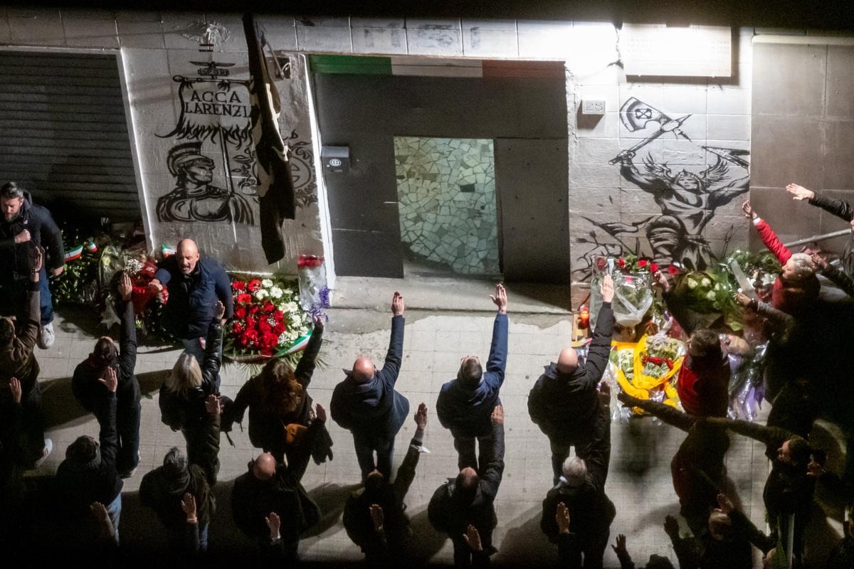 Saluti romani ad Acca Larentia. Scoppia il caso: ira Pd. FdI: “Ipocriti” Saluti romani ad Acca Larentia. Scoppia il caso: ira Pd. FdI: “Ipocriti”