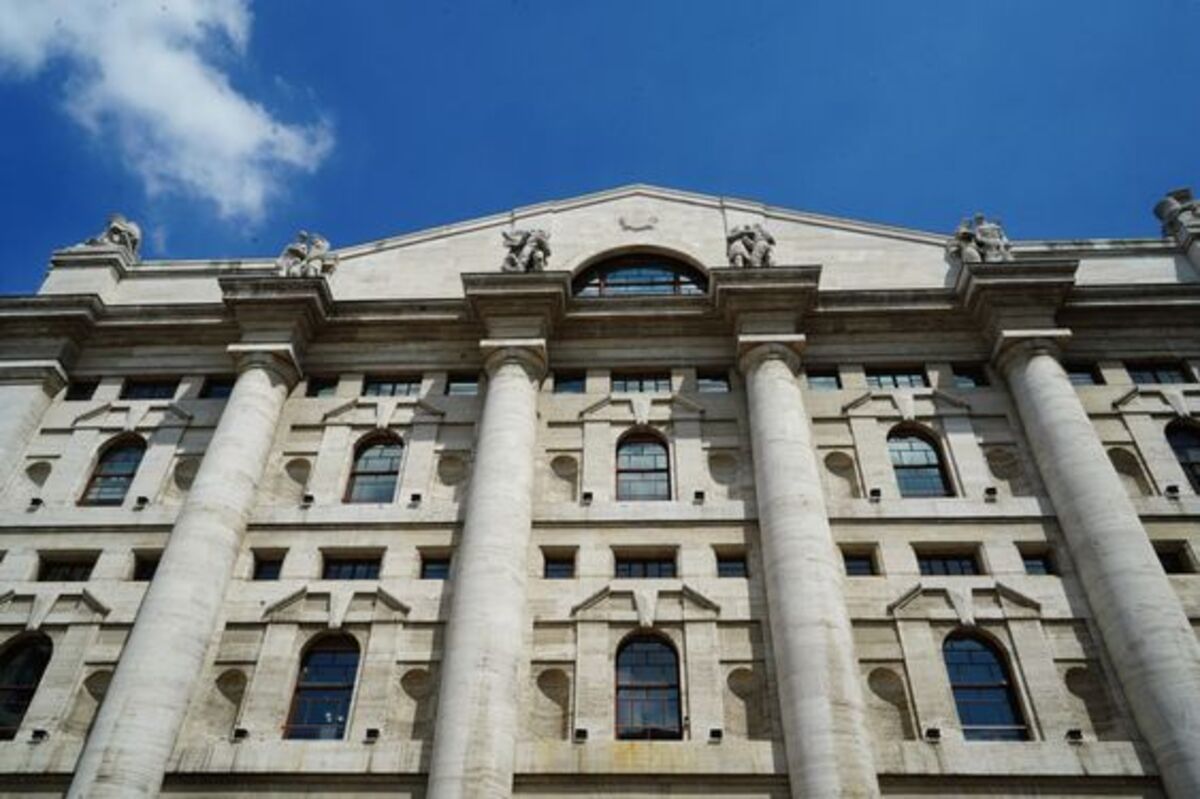 Europa debole, Milano chiude in calo: a Piazza Affari sprofondano i bancari Europa debole, Milano chiude in calo: a Piazza Affari sprofondano i bancari