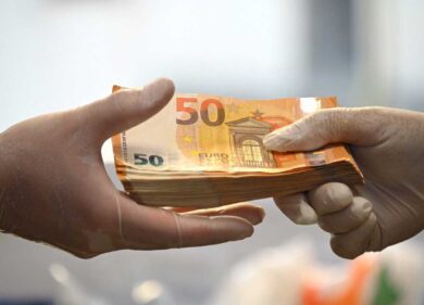 Si facevano pagare per le residenze: comunale e il suo socio arrestati