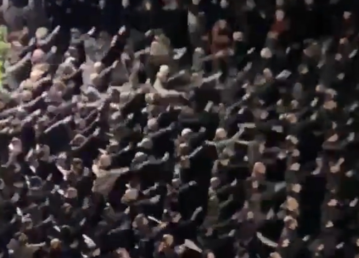 Derby Lazio-Roma, i tifosi biancocelesti fanno il saluto romano a Ponte Milvio