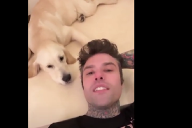 Fedez vs Merlino: “Giornalisti piantonati a controllare la cacca del mio cane”