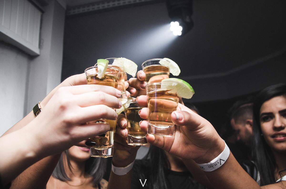 Il primo gioco dell’oca dove si beve e basta. Vince chi arriva vivo alla meta Il primo gioco dell’oca dove si beve e basta. Vince chi arriva vivo alla meta